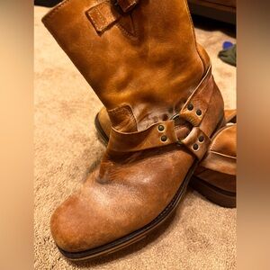 Tan leather men’s boots with zipper on the side, worn but good condition size 11